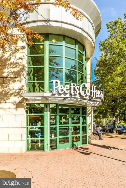 Building Photo - 2505 S Kenmore Ct