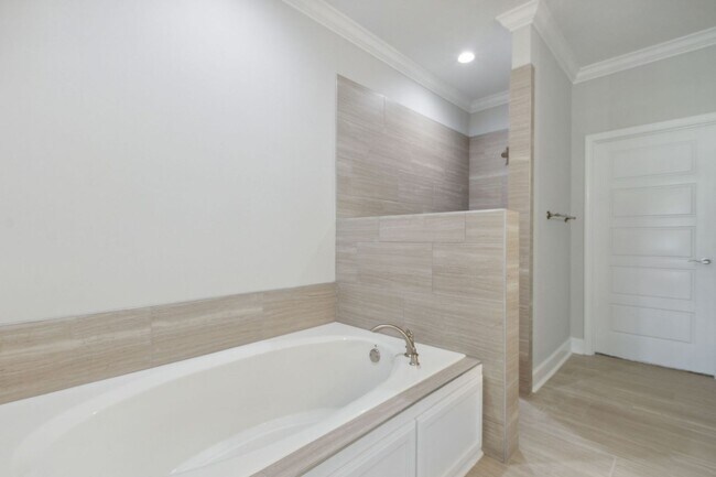 Building Photo - Resort Style living, minutes to town!