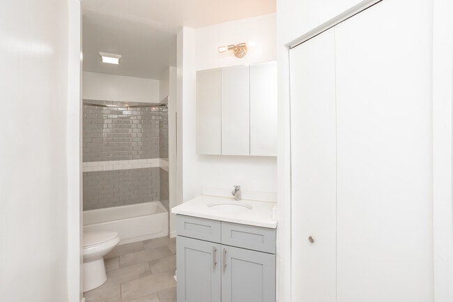 Building Photo - 46 E Chicago Ave