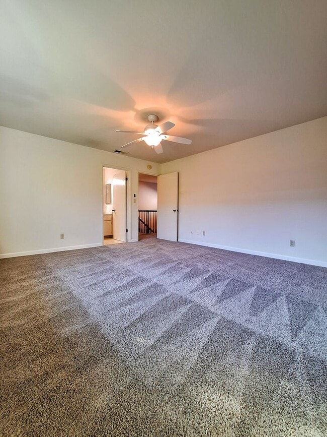 Building Photo - Beautiful Townhouse w/Laundry, Yard, Accepting Cats!