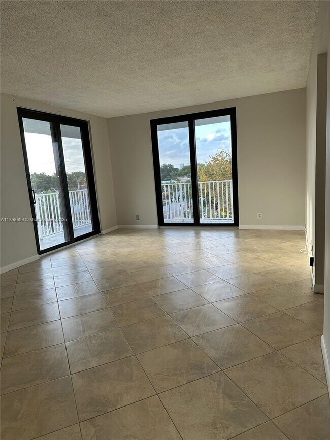 Building Photo - 901 Hillcrest Dr
