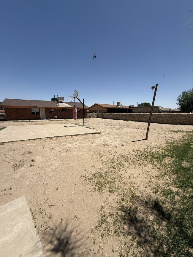 Building Photo - 8403 Villanova Dr