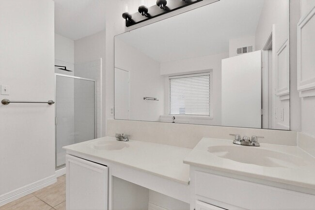 Building Photo - 817 Edmonton Dr