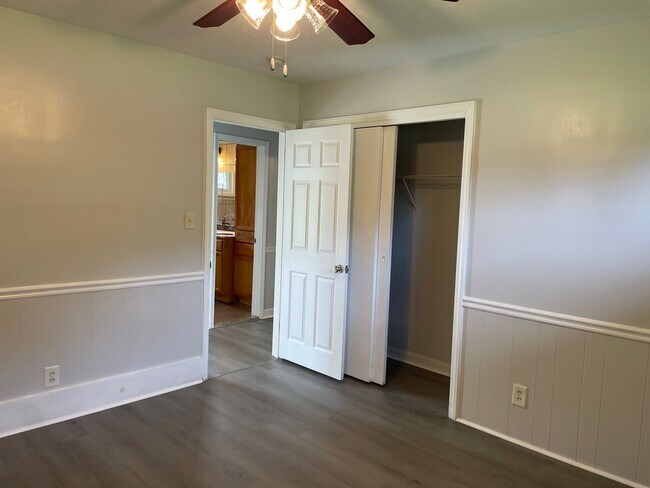 Building Photo - 3 BED, 2 BATH HOME LOCATED IN GREENSBORO