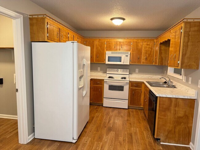 Building Photo - Sango! 3 Bed/2.5 Bath with unfinished base...