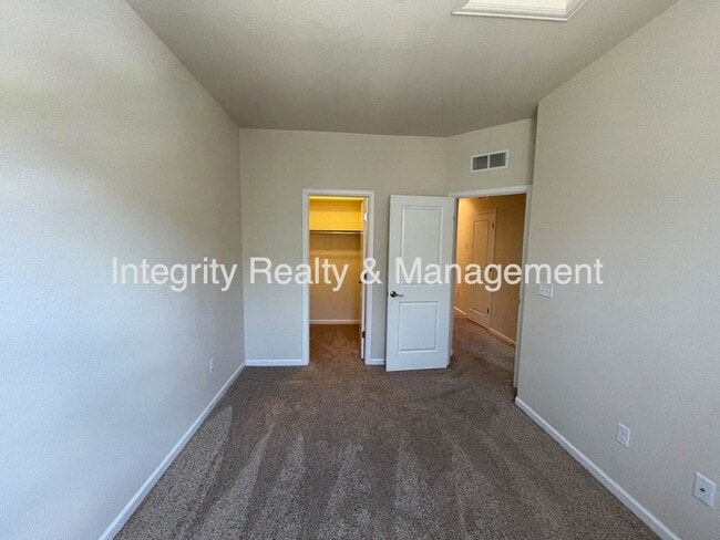 Building Photo - 598 E Dry Creek Pl
