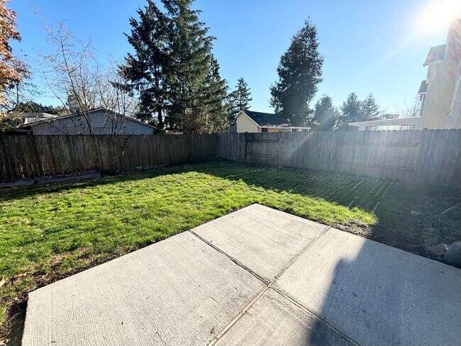 Building Photo - Beautiful 3 Bedroom Beaverton Home with New Carpet and Large Fenced in Backyard!