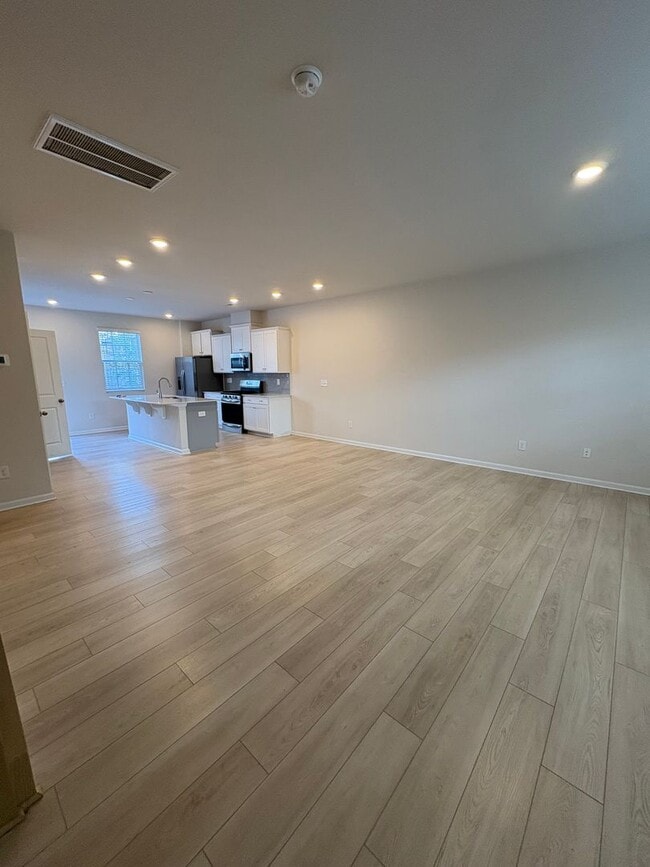 Building Photo - 3 Bedroom 2.5  Bath Townhome in Travelers ...