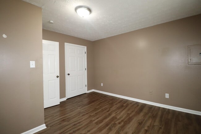 Building Photo - 319 Edgewood Dr