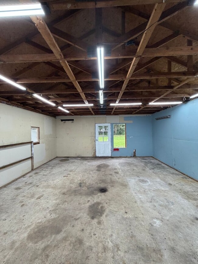 Building Photo - Spacious 2 Bedroom Home Holland Northside