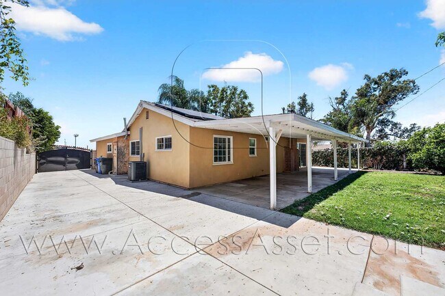 Building Photo - Charming 4 Bedroom Home with Private Yard & Garage Parking