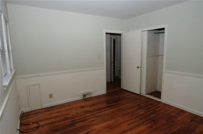 Building Photo - 1632 Anita Pl NE