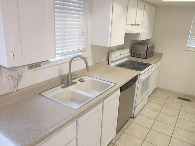 Building Photo - Great Holladay Townhome