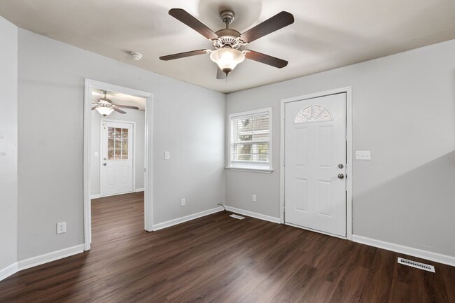 Building Photo - Charming 1 Bedroom, 1 Bath Home Minutes Fr...