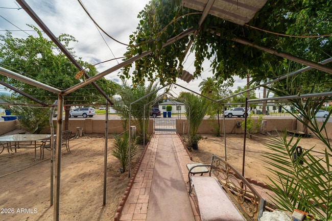 Building Photo - 2416 E Clarendon Ave