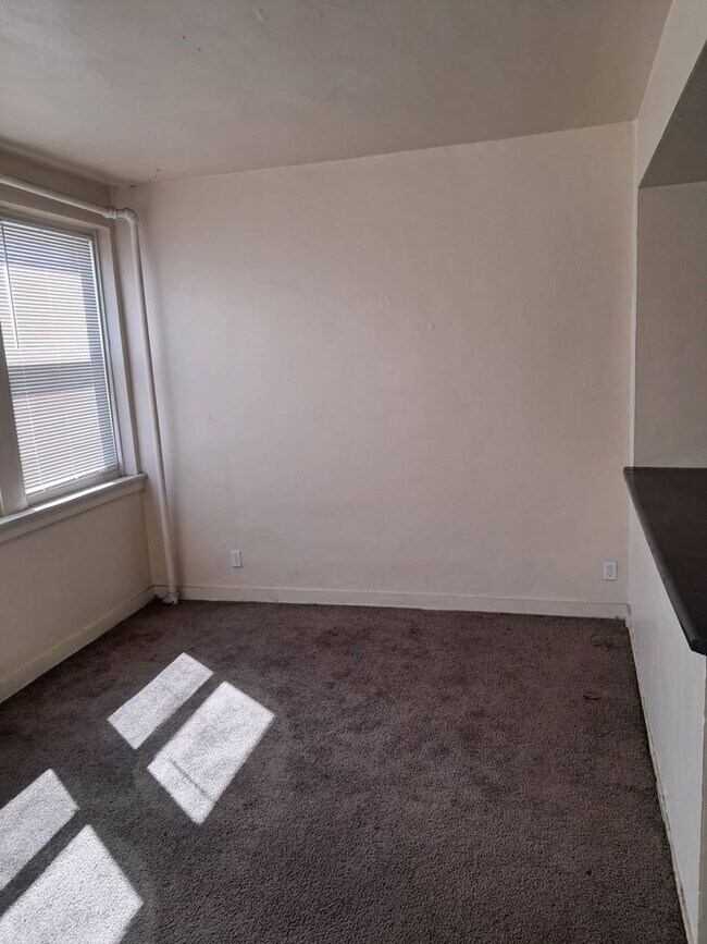 Building Photo - 1206WLincolnM