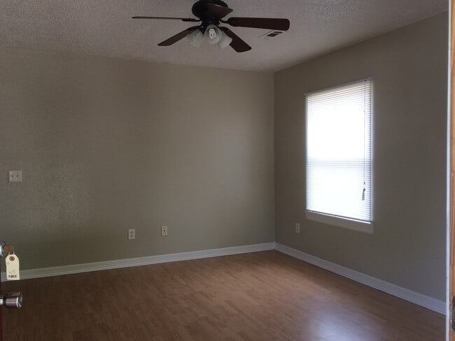 Building Photo - MUST SEE CHARMING HOME!