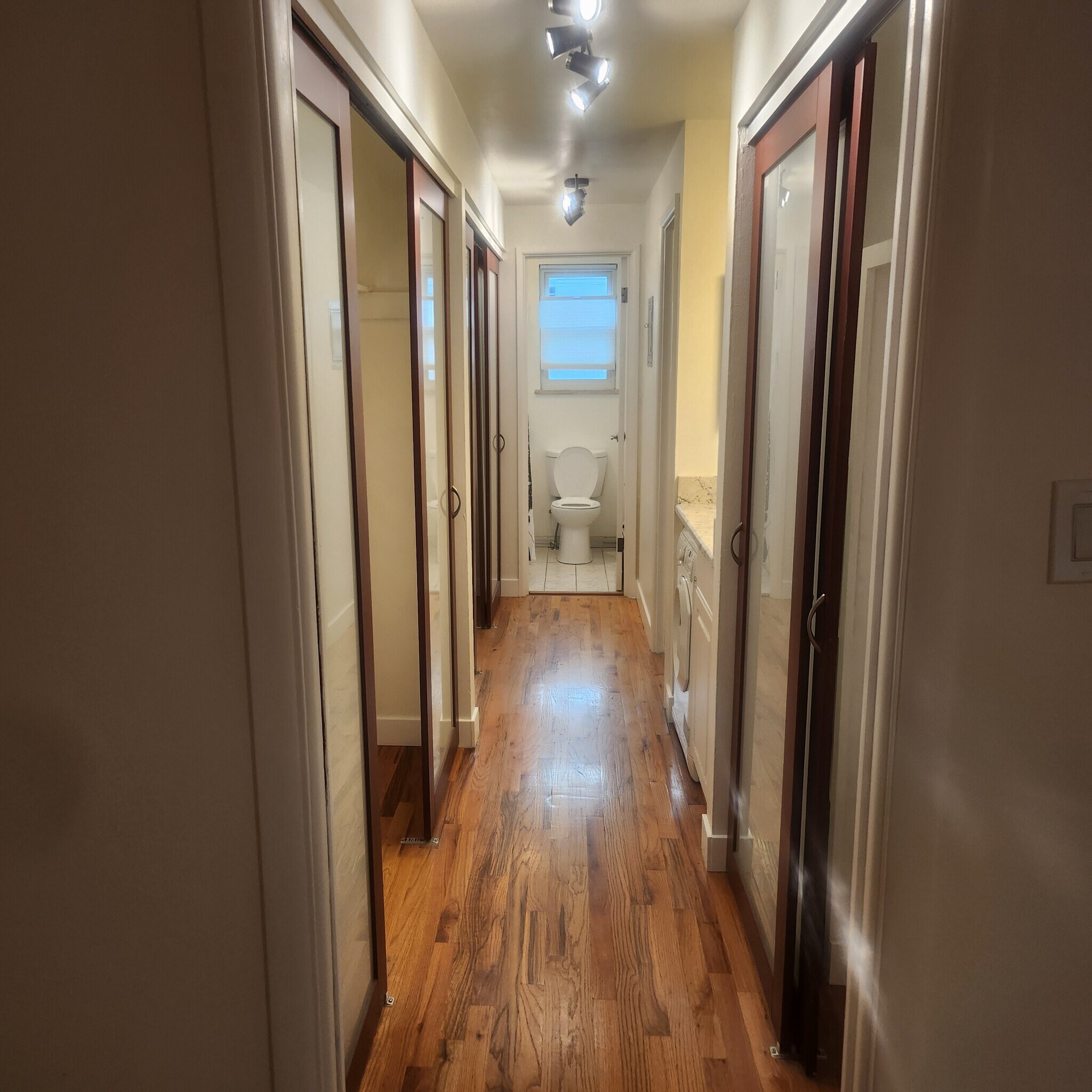 Building Photo - 985 N Corona St