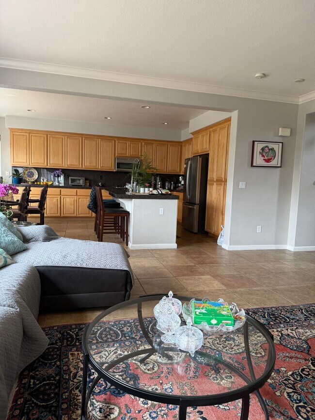 Building Photo - Gorgous 4 bedroom, 3 full bath home with pool