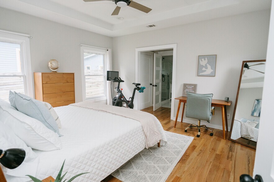 Building Photo - 733 Bonnie Brae Ave SW