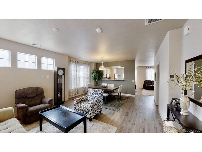 Building Photo - Available 4/2: Beautiful End Unit Townhome in Cherrywood Park