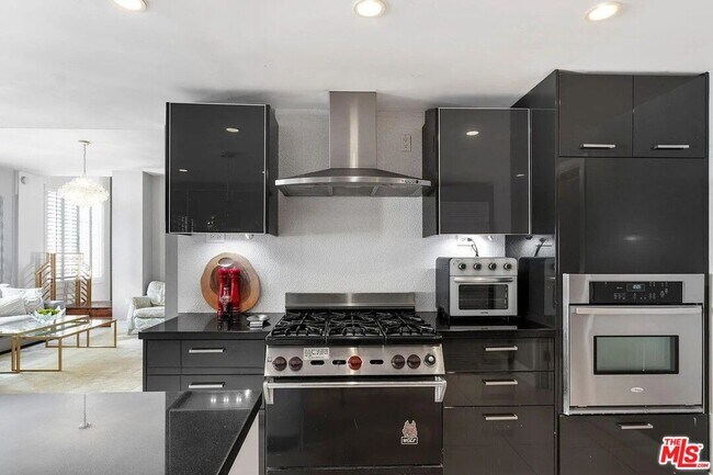 Building Photo - 121 S Palm Dr