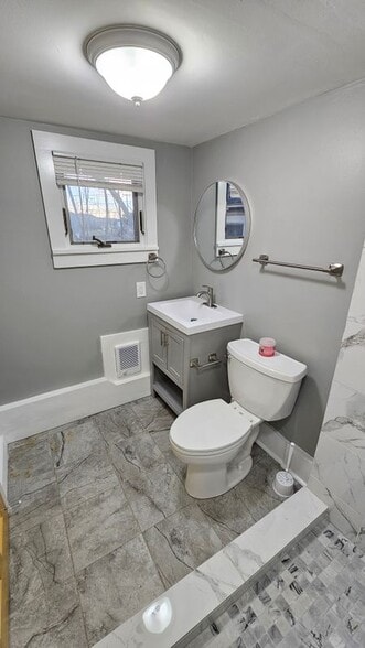 Building Photo - 825 Scenic Hwy