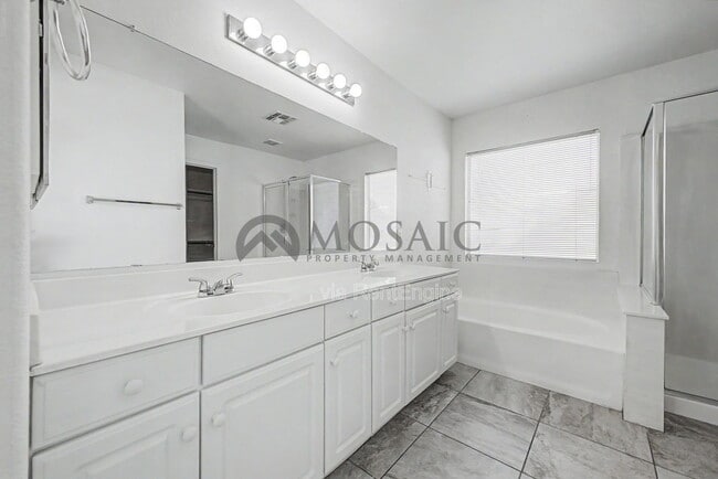 Building Photo - 820 N Granada Dr