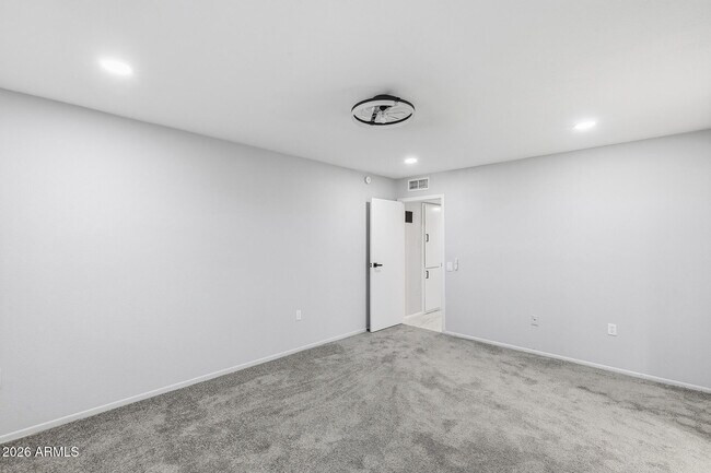 Building Photo - 16817 N Meadow Park Dr