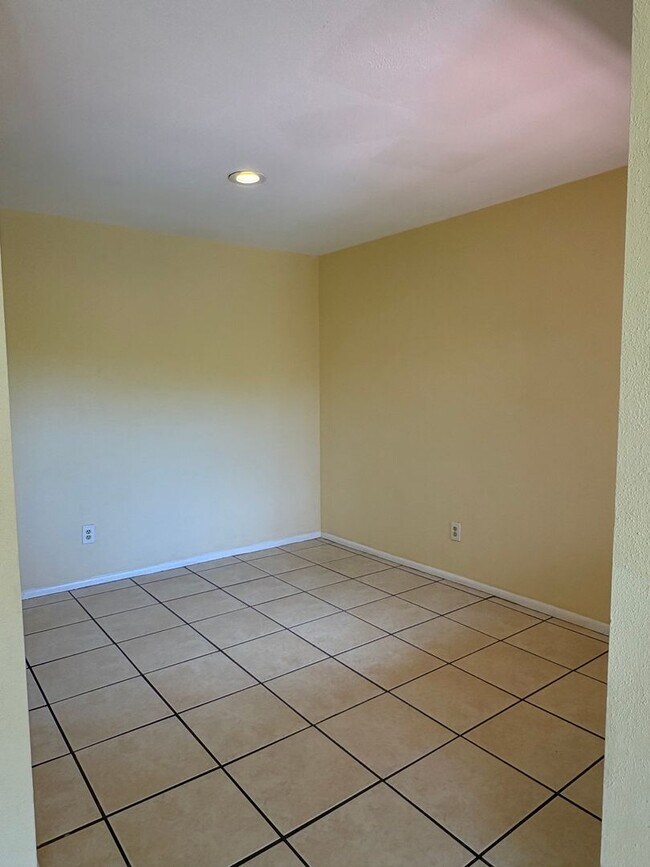 Building Photo - 2905 Winkler Ave