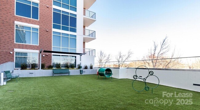 Building Photo - 4425 Sharon Rd