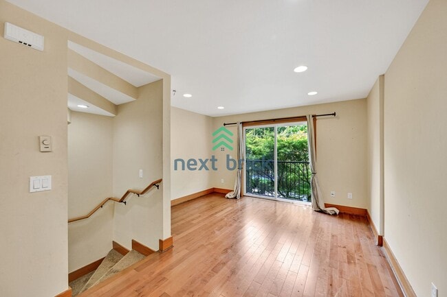 Building Photo - BEAUTIFUL 3 BEDS & 2.5 BATH TOWNHOME FOR RENT