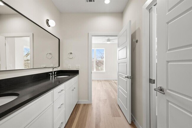 Building Photo - 4801 Sara Dr