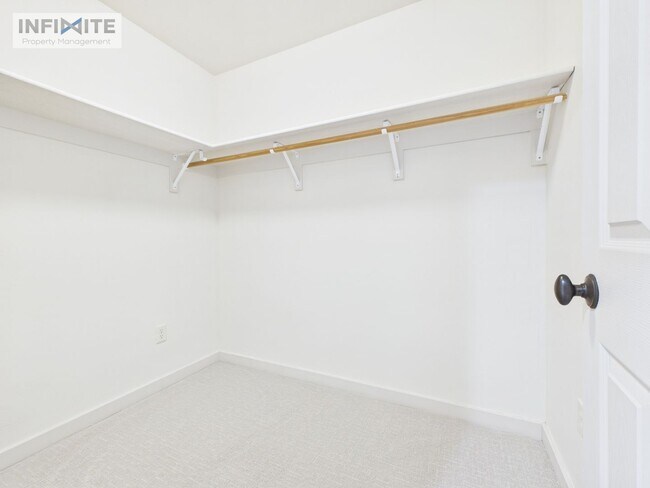 Building Photo - 935 Forestglen Dr