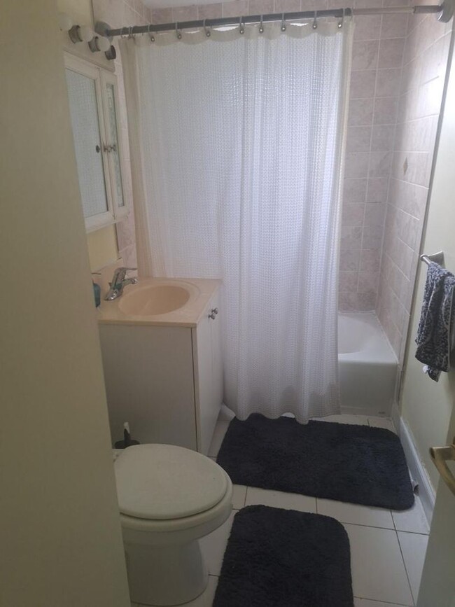 Building Photo - Large, newer, pet friendly 3 bed with all ...