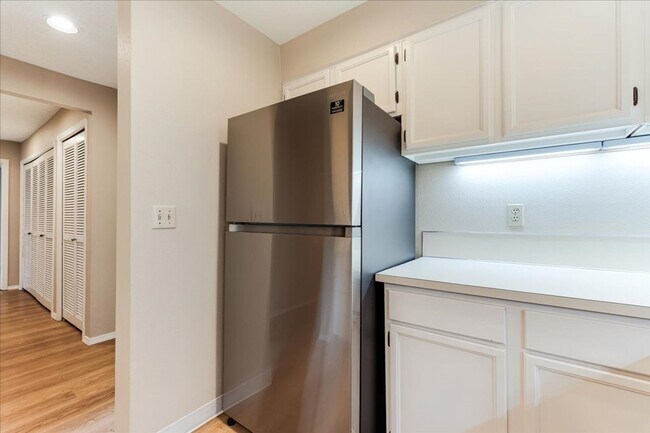 Building Photo - 5150 S Landing Dr