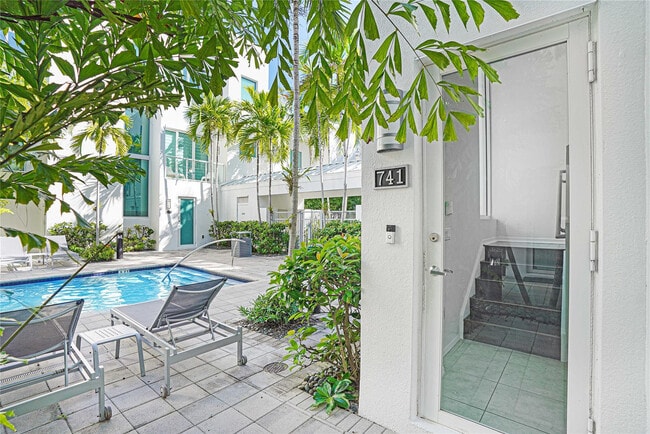 Building Photo - 741 NE 4th Ave