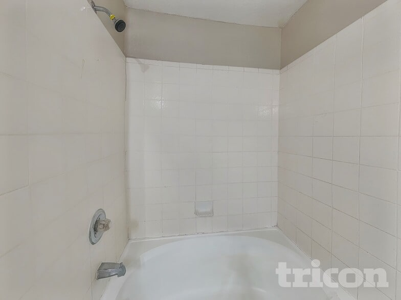 Building Photo - 7307 Circle Farm