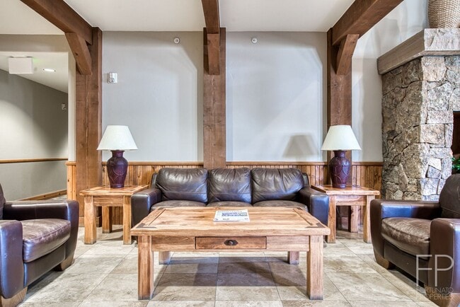 Building Photo - Highlands Green Lodge!  Updated One Bedroo...