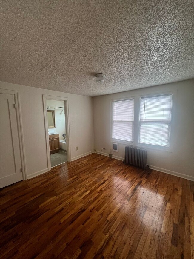 Building Photo - DwyW