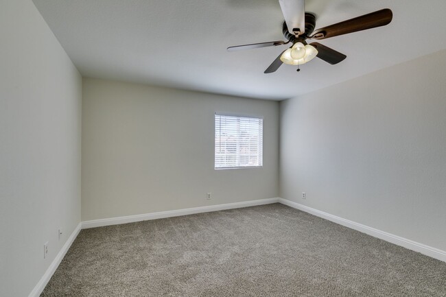Building Photo - Charming 3 bedroom, 2.5 bathroom home near Summerlin
