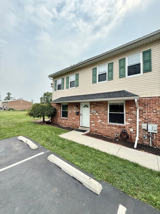 Building Photo - Three bedroom townhouse in beautiful Whitp...