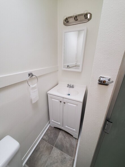 bathroom - 947 E 2nd St