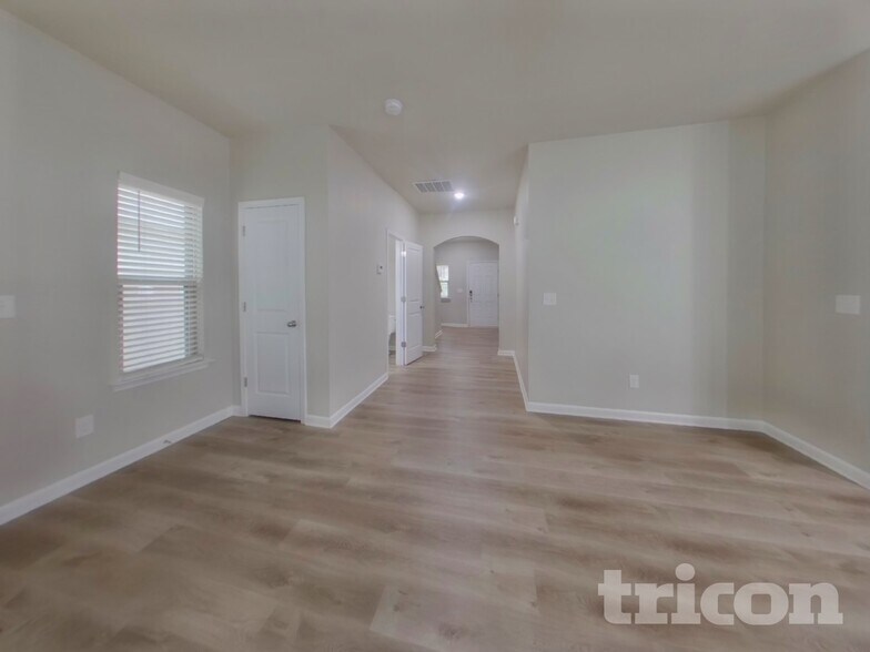 Building Photo - 119 Spring Knoll Dr