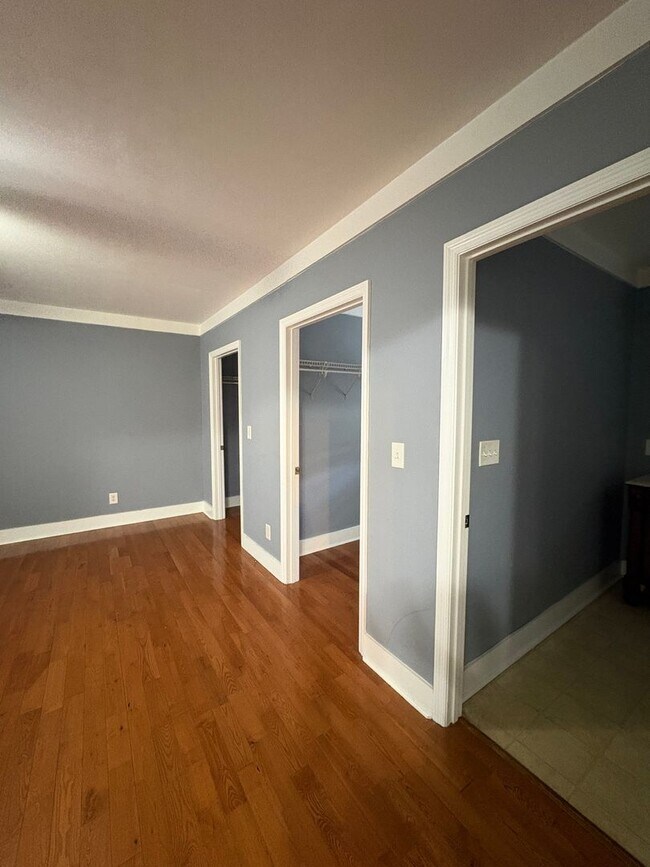 Building Photo - 4 Bedroom 2 Bath House