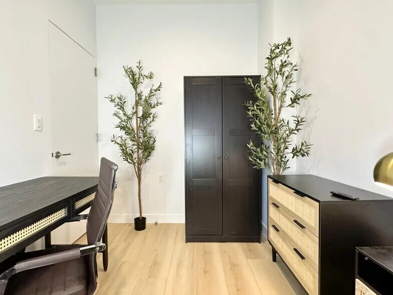 Building Photo - Furnished room/NOT APARTMENT