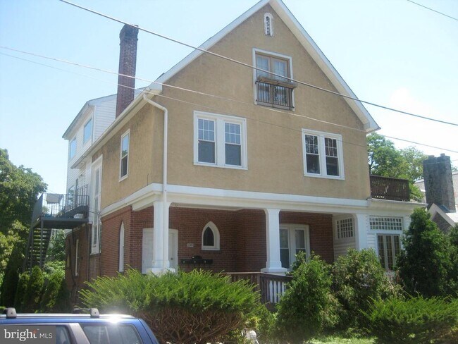 Building Photo - 209 Grayling Ave