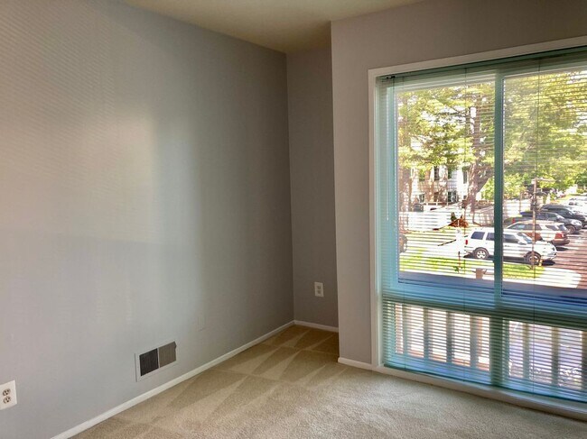 Building Photo - 10260 Ridgeline Dr