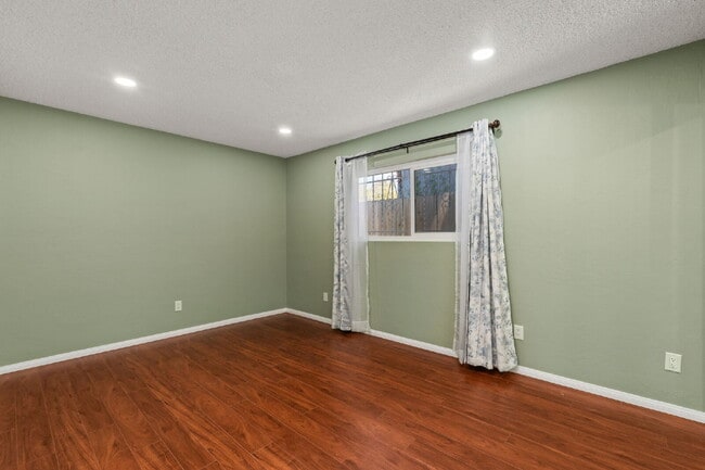 Building Photo - Spacious 3BR Retreat in the Heart of Cherokee Point