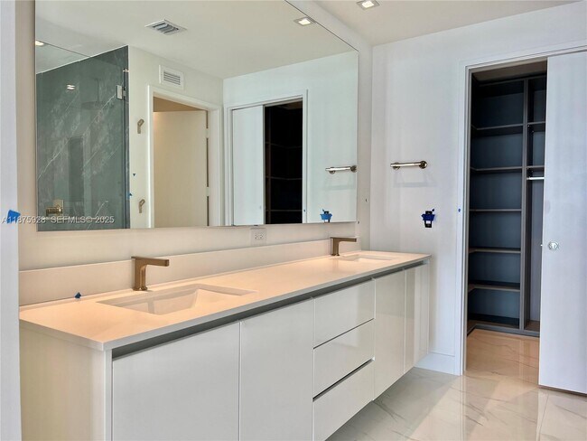 Building Photo - 700 NE 24th St